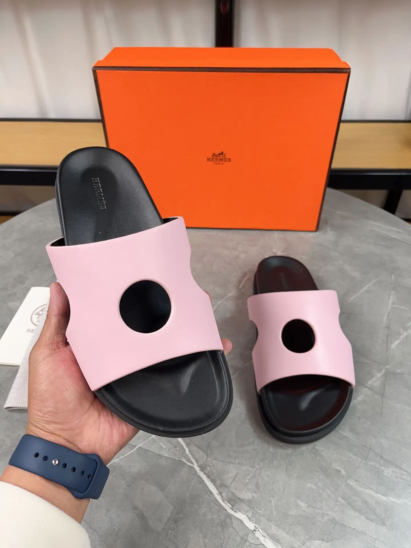 p400🐮🐮H family classic (couple style) Hermes Hermes spring and summer sandals series! Classic style, always popular slippers - sandals, great with any combination! ! ! Upper: imported PU inner lining: imported mixed sheepskin Outsole: Tpu non-slip and wear-resistant outsole Female size: 35-40 (customized at 41) Male size: 39-45 (customized at 39.45)